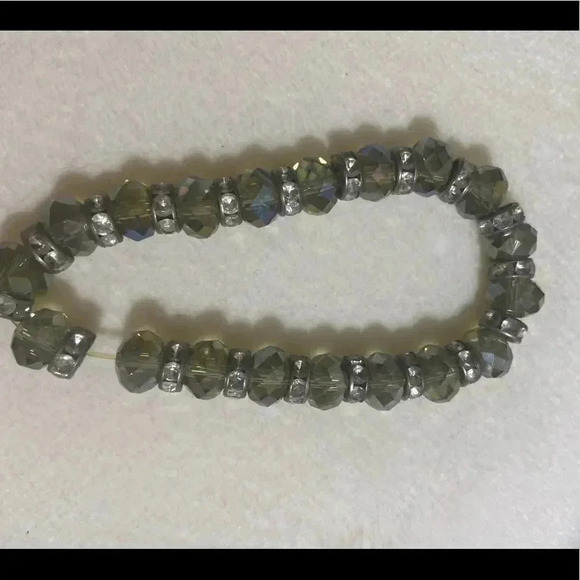 Dark iridescent glass beveled beaded bracelet - Picture 3 of 7